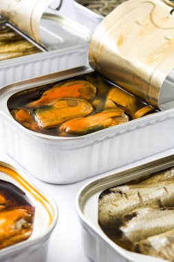 Beyaz arka plan üzerinde izole korur bidon