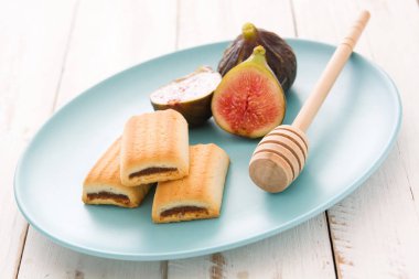 Beyaz ahşap masa incir çerezleri