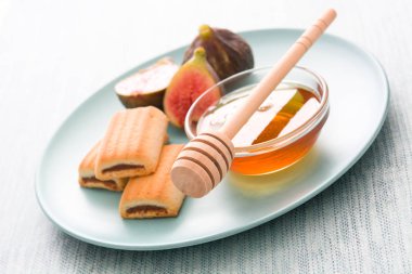 İncir çerezleri mavi zemin üzerine