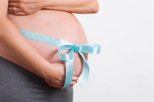 Mulher grávida com fita amarrada em torno de sua barriga — Fotografia de Stock