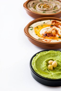 Farklı humus kase. Nohut Humus, avokado humus ve beyaz arka plan üzerinde izole mercimek humus