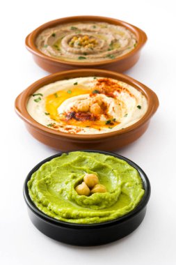 Farklı humus kase. Nohut Humus, avokado humus ve beyaz arka plan üzerinde izole mercimek humus
