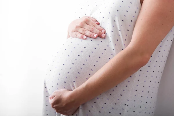 Mulher grávida com camisola — Fotografia de Stock