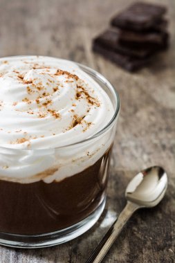 Çikolatalı Mus ahşap masa üzerinde. Boşaltmak.