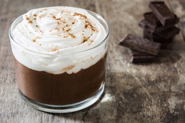 Çikolatalı Mus ahşap masa üzerinde. Boşaltmak.