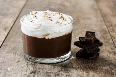 Çikolatalı Mus ahşap masa üzerinde. Boşaltmak.