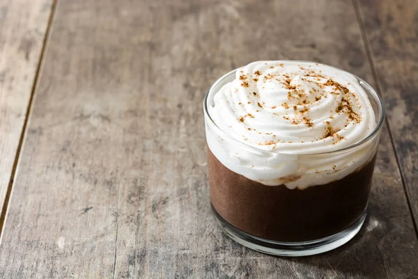 Chocolade mousse op houten tafel. Copyspace. — Stockfoto