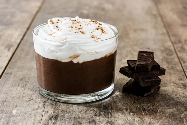 Çikolatalı Mus ahşap masa üzerinde. Boşaltmak.