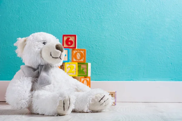 Teddybär im Babyzimmer — Stockfoto