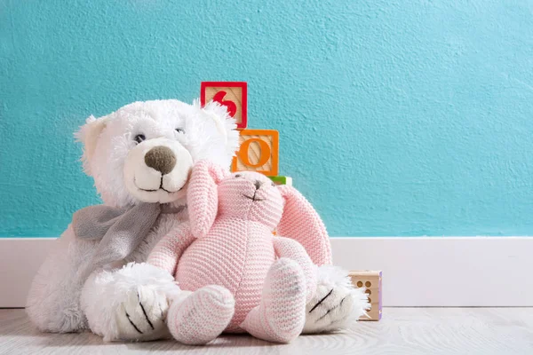 Ours en peluche dans une chambre de bébé — Photo