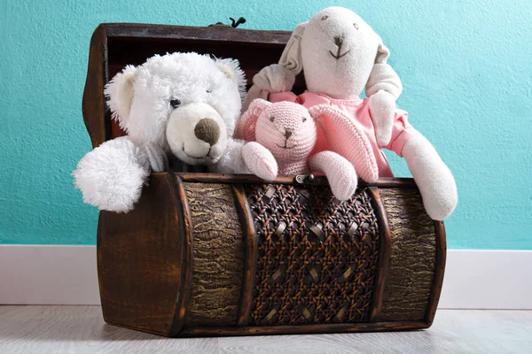 Teddybären in einer Truhe — Stockfoto