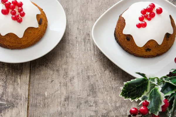 Weihnachtspudding auf Holztisch — Stockfoto