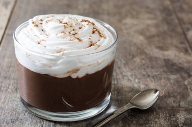 Çikolatalı Mus ahşap masa üzerinde. Boşaltmak.