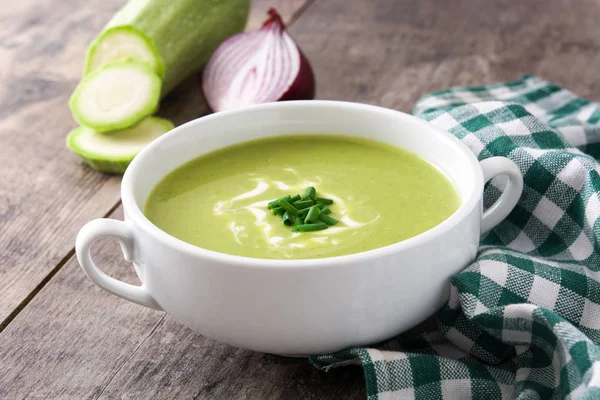 Zuppa di zucchine in ciotola sul tavolo di legno — Foto Stock