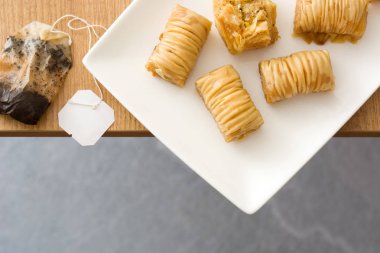 Tahta masadaki Türk tatlı baklavası