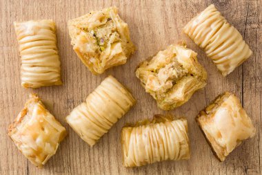 Tahta masadaki Türk tatlı baklavası