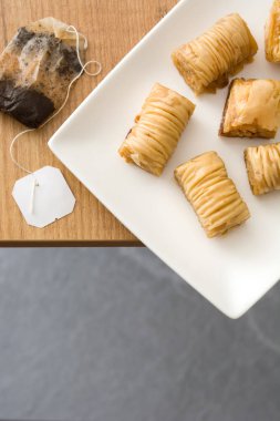 Tahta masadaki Türk tatlı baklavası