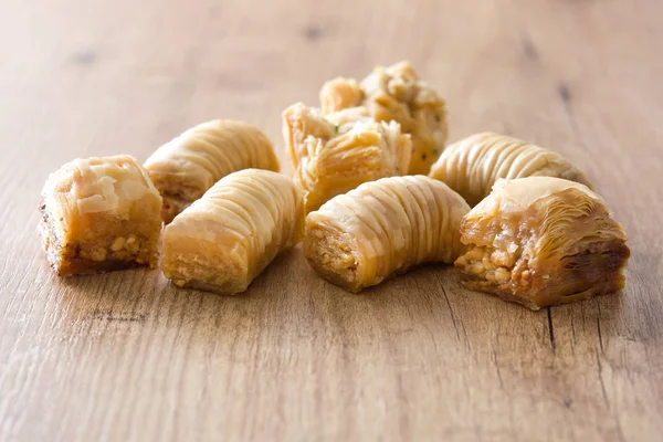 Dessert turc baklava sur table en bois — Photo