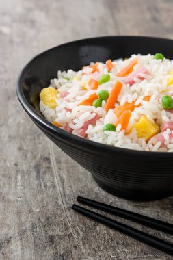 Çin kızarmış pilav sebze ve omlet ahşap tablo