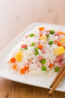 Çin kızarmış pilav sebze ve omlet ahşap tablo