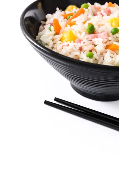 Китайский жареный рис с овощами и омлетом в черной миске изолированы на белом фоне — стоковое фото