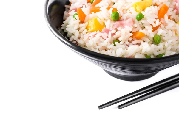 Китайский жареный рис с овощами и омлетом в черной миске изолированы на белом фоне — стоковое фото