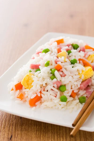 Çin kızarmış pilav sebze ve omlet ahşap tablo