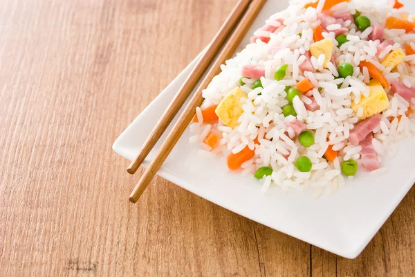 Çin kızarmış pilav sebze ve omlet ahşap tablo