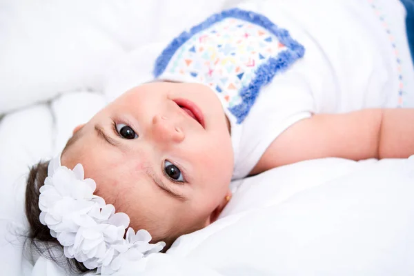 Mooie babymeisje op een bed — Stockfoto