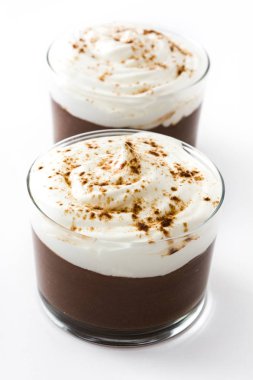 Beyaz arka plan üzerinde izole çikolata mousse