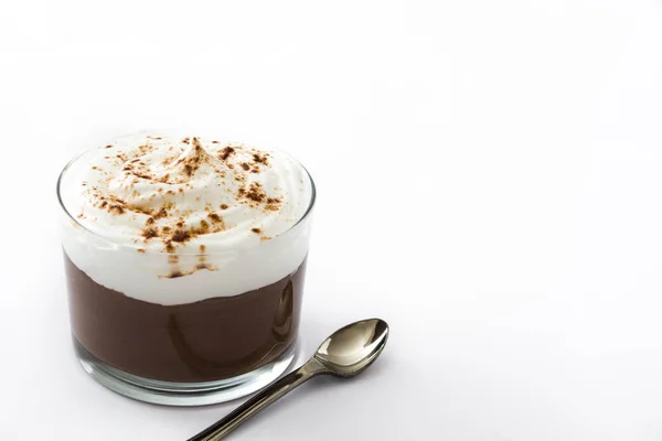 Mousse de chocolate aislado sobre fondo blanco — Foto de Stock