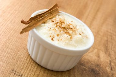 Arroz con leche gör. Sütlaç ahşap zemin üzerine tarçın ile