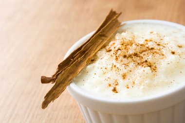 Arroz con leche gör. Sütlaç ahşap zemin üzerine tarçın ile