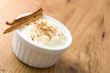 Arroz con leche gör. Sütlaç ahşap zemin üzerine tarçın ile