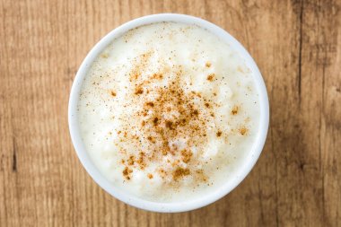 Arroz con leche gör. Sütlaç ahşap zemin üzerine tarçın ile