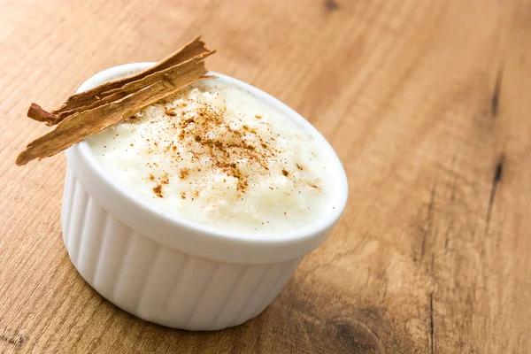 Arroz con leche gör. Sütlaç ahşap zemin üzerine tarçın ile