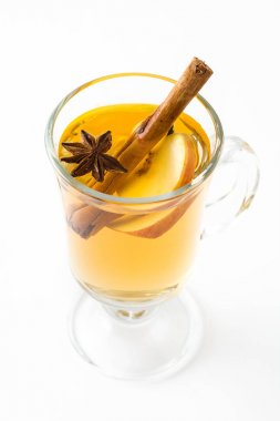 Beyaz arka plan üzerinde izole cam sıcak elma şarabı