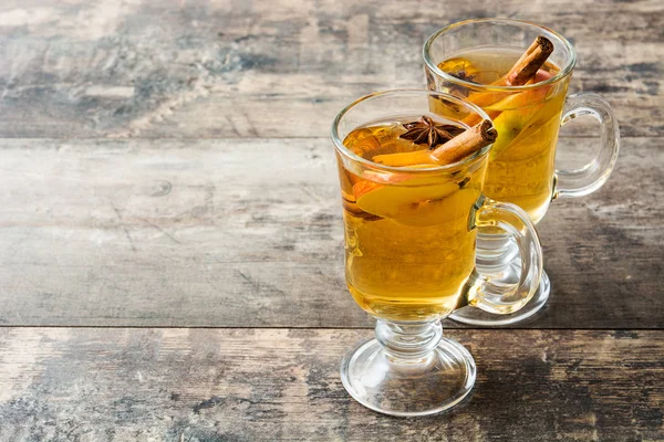 Sidra caliente en vidrio sobre mesa de madera — Foto de Stock