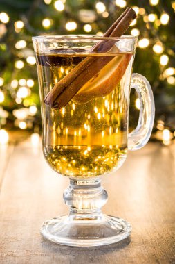 cam, süs eşyaları ve Noel ışık ahşap masa üzerinde mulled şarap