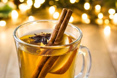 cam, süs eşyaları ve Noel ışık ahşap masa üzerinde mulled şarap