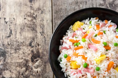 Çin kızarmış pilav sebze ve omlet ahşap tablo