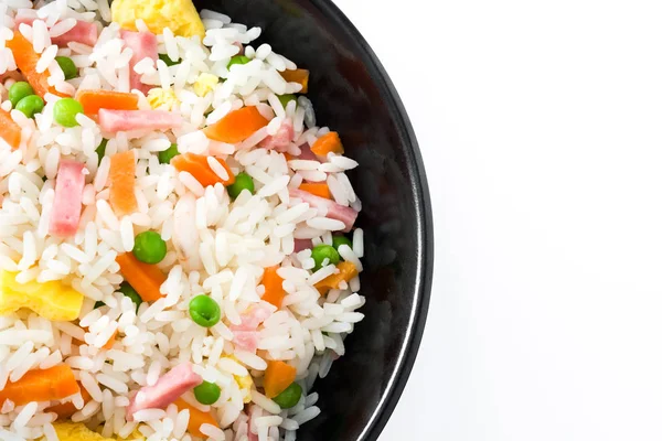 Жареный рис с овощами и омлетом на белом фоне — стоковое фото