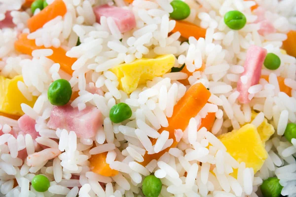 Жареный рис с овощами и омлетом — стоковое фото