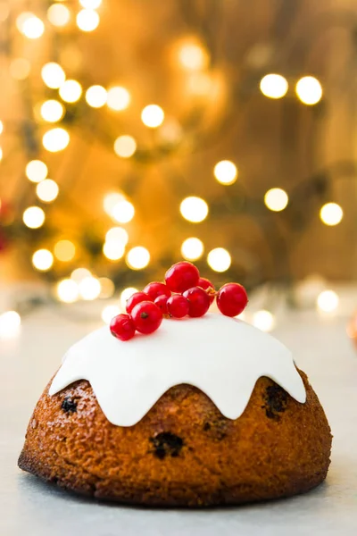 Christmas Pudding mit weihnachtlichem Licht Hintergrund — Stockfoto