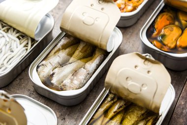 Kutu sardalye ahşap masa üzerinde. Boşaltmak