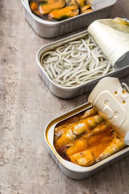 Kutu sardalye ahşap masa üzerinde. Boşaltmak