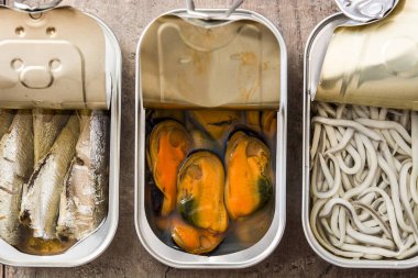 Kutu sardalye ahşap masa üzerinde. Boşaltmak