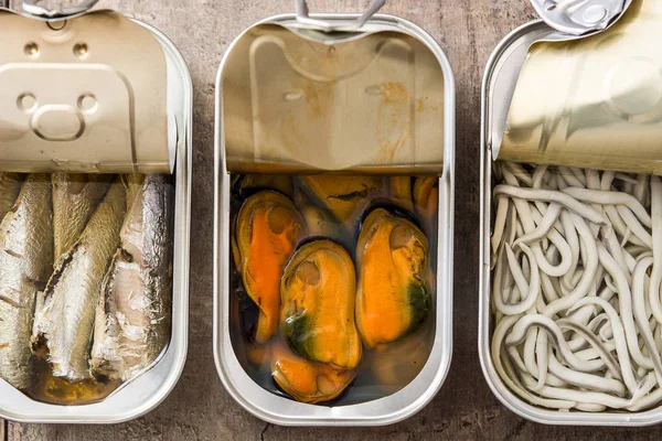 Kutu sardalye ahşap masa üzerinde. Boşaltmak