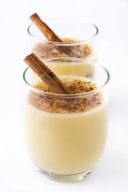 Beyaz arka plan üzerinde izole tarçın ev yapımı yumurta likörü. Tipik Noel tatlısı.