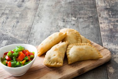 Tipik İspanyol empanadas ahşap tablo